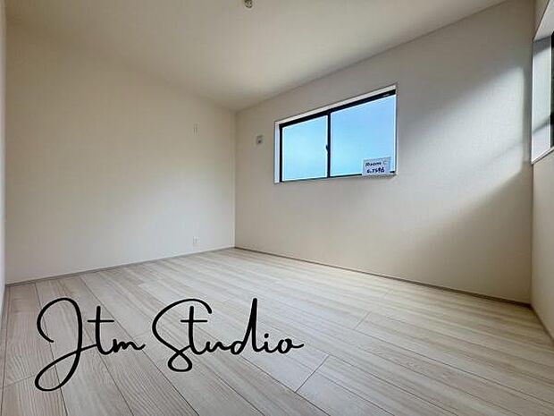 明るい自然光が入る居室♪どんなインテリアにするのか考えるのも楽しいですね♪大きな窓からの光あふれる明るい空間、居心地良く、ゆったり寛げる憩いの空間です◎