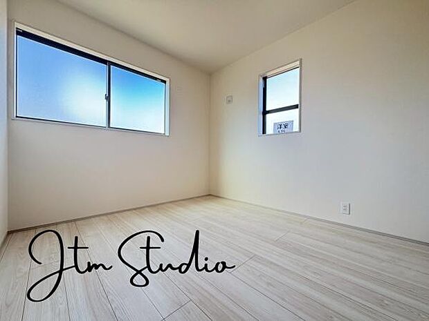 2方向から陽光を取り入れられる明るいお部屋です♪窓際にベッドをおけば、やわらかな陽光ですがすがしい朝を迎えられそうですね!