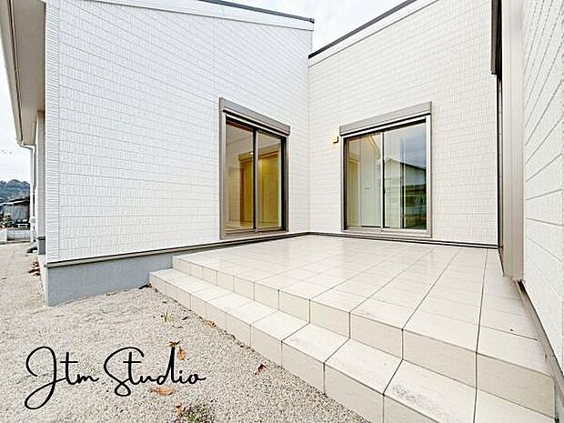 たっぷりの陽光が注ぐ広々バルコニーは、洗濯物干しはもちろん、家庭菜園やお子様の水遊び、朝のカフェタイムなど使い方いろいろ♪“ひかり”と“風”を感じる、暮らしを豊かにする贅沢な空間です◎