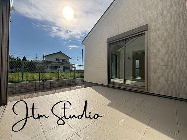 昼間は自然豊かな景色を眺めながら、夜は星空やお月様を見ながら、ご家族の会話が弾みそうなバルコニーです♪