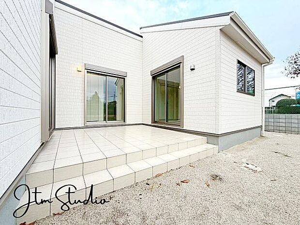 昼間は自然豊かな景色を眺めながら、夜は星空やお月様を見ながら、ご家族の会話が弾みそうなバルコニーです♪