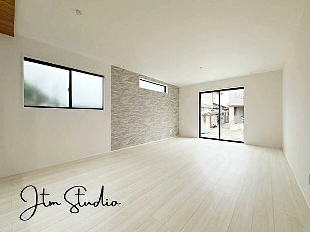 広さに加え、窓からたっぷり光が入るので、一日中明るくて気持ちのいいリビングに仕上がります。空間に余裕があるだけでなく、生活の”質”もあげてくれます。毎日の時間がちょっと贅沢になりますよ♪