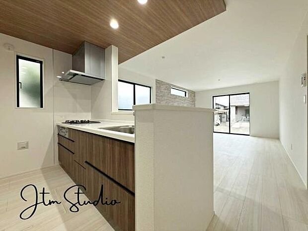 対面キッチンでは、お子様が遊ぶ姿を見守りながらお料理が可能です!目と目が合い、お子様も安心してリビングで遊んだり、宿題やお勉強をしたりできますね♪ご家族様タイムをより楽しみましょう♪