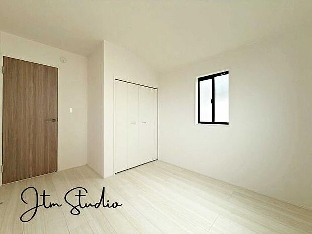 お子様の成長と共に「住まい方」も変化していきます。居室にはクローゼットを完備し、自由度の高い家具の配置が叶うシンプルな空間です♪