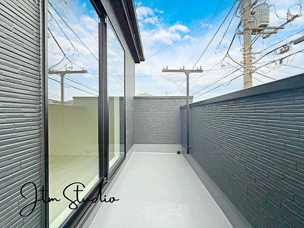 たっぷりの陽光が注ぐ広々バルコニーは、洗濯物干しはもちろん、家庭菜園やお子様の水遊び、朝のカフェタイムなど使い方いろいろ♪“ひかり”と“風”を感じる、暮らしを豊かにする贅沢な空間です◎