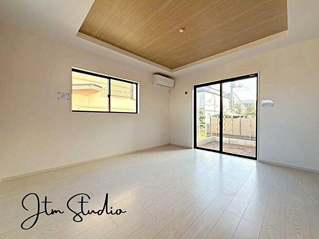 家族が自然と集まり笑顔と会話が絶えないリビングは、あたたかな光が差し込み、ゆったりとした広さと居心地の良さを兼ね備えています。毎日の暮らしに安心感と豊かさをもたらし、家族みんなが寛げる大切な空間です◎