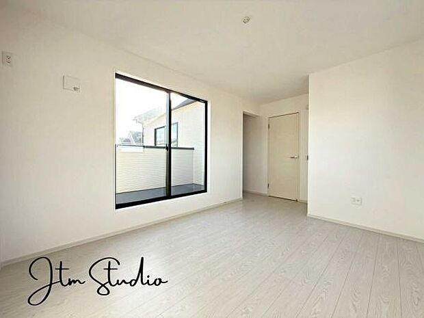 明るい自然光が入る居室♪どんなインテリアにするのか考えるのも楽しいですね♪大きな窓からの光あふれる明るい空間、居心地良く、ゆったり寛げる憩いの空間です◎