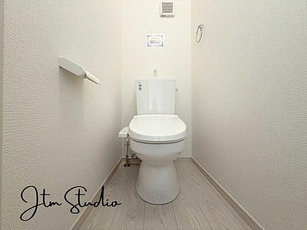 白を基調とした清潔感のあるトイレ空間です◎ご自分の好きなアロマや芳香剤を置いて落ち着く空間を演出、一人になれる空間ですから、リラックスしたいですね♪