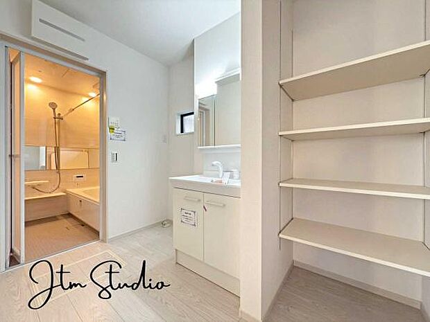 タオルや洗剤、日用品のストックなどをすっきり収納できる洗面所。使いたい時にサッと取り出せて、生活感を隠せるのも嬉しいポイントです◎家族みんなが使いやすく、清潔感のある空間をキープ!