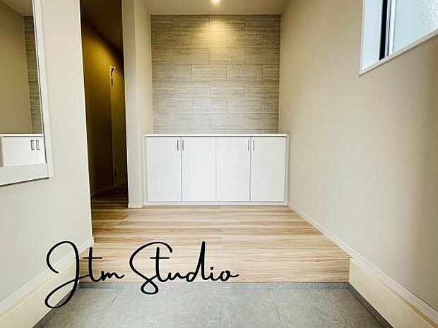 お家に出会う人々を迎える玄関だからこそ、清潔感あふれる空間にしたいものです!ただいま、おかえりの声が聞こえる、そんな温かな玄関です♪