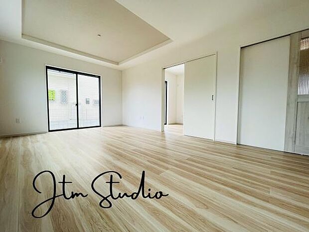 広さに加え、窓からたっぷり光が入るので、一日中明るくて気持ちのいいリビングに仕上がります。空間に余裕があるだけでなく、生活の”質”もあげてくれます。毎日の時間がちょっと贅沢になりますよ♪