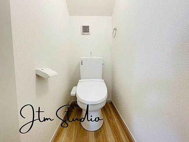 落ち着いた雰囲気のトイレは、ほっと一息つける場所に。意外と重要な“居心地の良さ”をしっかり感じられる設計です◎ちょっとした気配りが、暮らしの質をぐっと高めてくれます。日常の忙しさを忘れて、ひと息を。