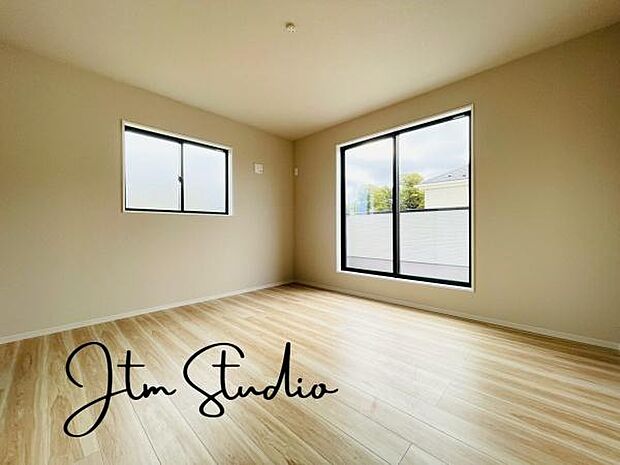 2面採光を確保した明るい室内は、風通しも良く、大変居心地の良い空間です。大きな窓からの光あふれる明るい空間、居心地良く、ゆったり寛げる憩いの空間です◎