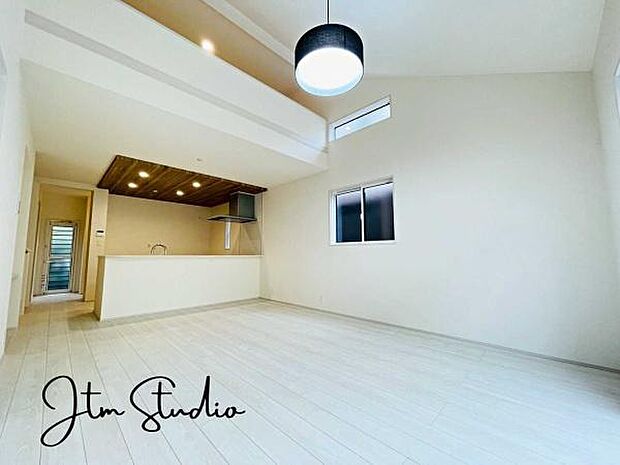 忙しい朝でも、しっかり家族が揃って食事をして頂けるゆとりある大きさのダイニングスペース！家族みんなでテーブルを囲む素敵な時間を楽しんで下さい♪