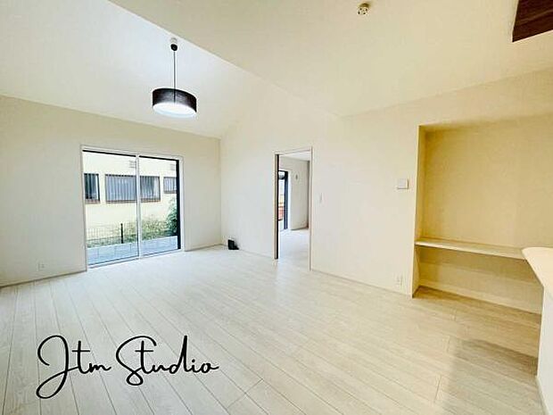 お子様の勉強や家事スペースとして使えるカウンター付きのリビングは、家族が自然と集まるあたたかな空間です。暮らしの中で、それぞれが自分の時間を過ごしながらも、同じ場所で繋がりを感じられる空間です。