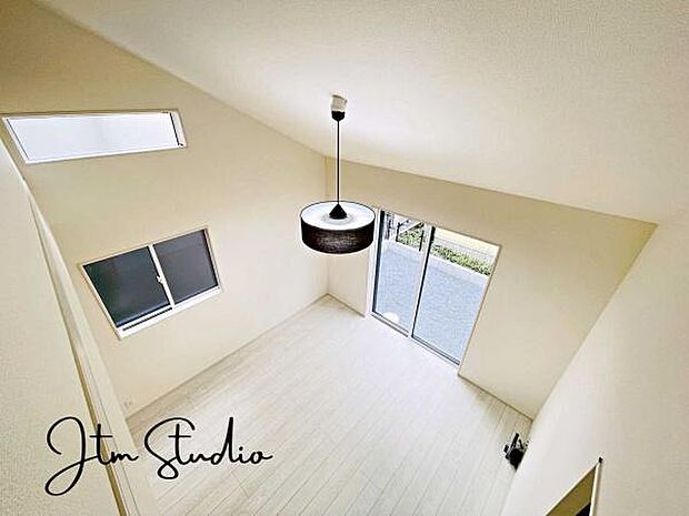 開放感あふれる勾配天井のリビングは、自然光がたっぷりと差し込み、ゆったりとした空間を演出。天井の高さを活かした抜け感のあるデザインで、開放感と温もりが共存する、居心地の良いリビングです◎