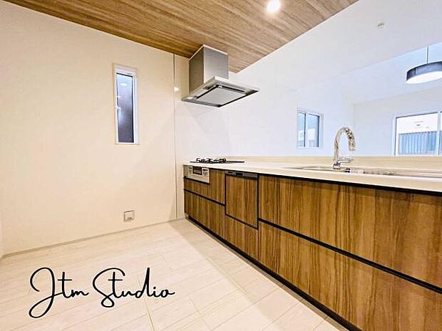 毎日使うキッチンが綺麗で清潔ならお料理を作るのも楽しくなりますよね♪機能性とデザイン性を兼ね備えた嬉しい広々キッチンです◎