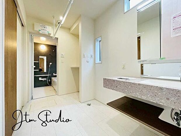 ゆとりのスペースを確保した洗面室には使い勝手のいいカウンターと室内物干しを完備！家事の時間を短縮！暮らしをラク＆スマートにしてくれます♪