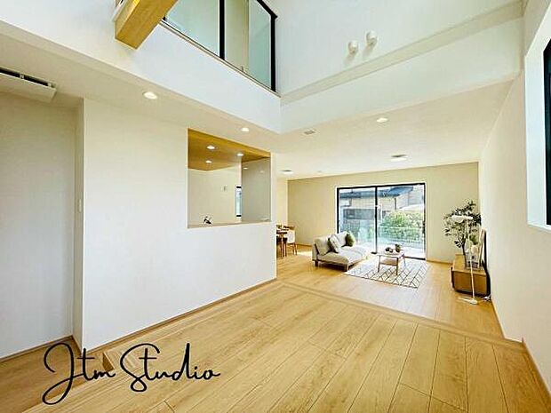 広さに加え、窓からたっぷり光が入るので、一日中明るくて気持ちのいいリビングに仕上がります。空間に余裕があるだけでなく、生活の”質”もあげてくれます。毎日の時間がちょっと贅沢になりますよ♪