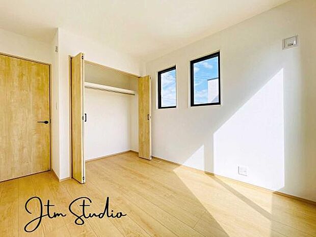 お子様の成長と共に「住まい方」も変化していきます。居室にはクローゼットを完備し、自由度の高い家具の配置が叶うシンプルな空間です♪