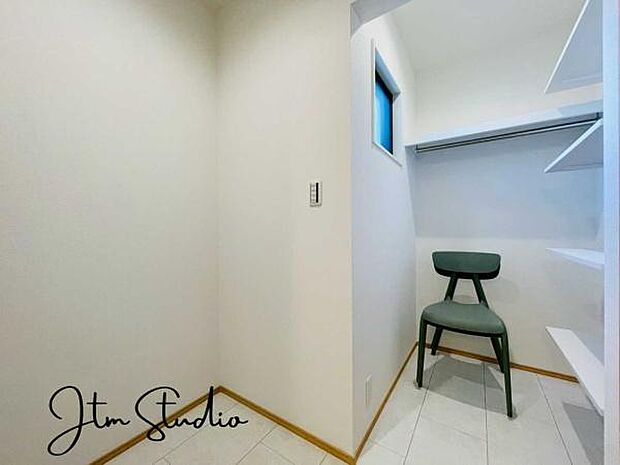 独立した脱衣室は、家族が同時に使いやすく、朝の支度もスムーズ。収納も備わっているので、タオルや洗剤、着替えなどもすっきり整理できます。プライバシーを守りながら、使い勝手にもこだわった快適な空間です◎