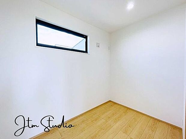 収納スペースとしてだけでなく、書斎や趣味の空間としても活用できる納戸。集中したい時間や整理整頓もスムーズにでき、多目的に活躍する便利なスペースです。暮らしに合わせた自由な使い方が可能です◎
