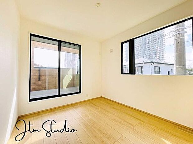 明るい自然光がたっぷり入る洋室は、大きな窓から光があふれる心地よい空間です。どんなインテリアにするか考えるのも楽しみのひとつ。居心地よくゆったり寛げる、毎日の疲れを癒す憩いの場としてぴったりです◎