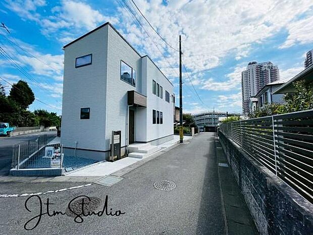 落ち着きある住宅街です◎周囲には高い建物がなく、空が広く開放感があり、陽当たりを大きく遮られることもありません!気持ちの良い風が通り抜ける街並みです♪