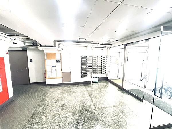 郵便受けや掲示板も設置されています。