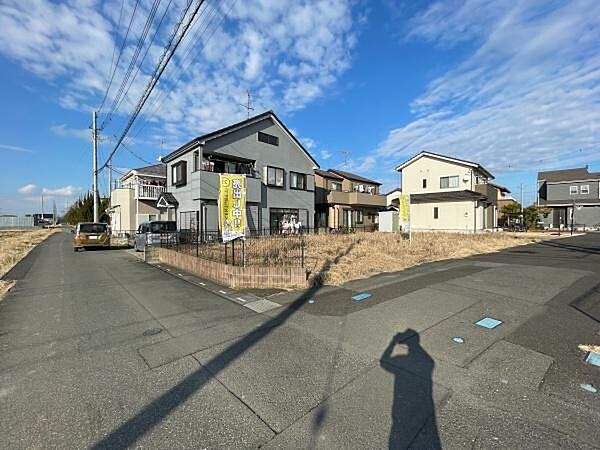 前面道路が広く車の出し入れがしやすい印象です。周辺には閑静な住宅が建ち並んでいます。開放感のある角地で明るさが感じられます。