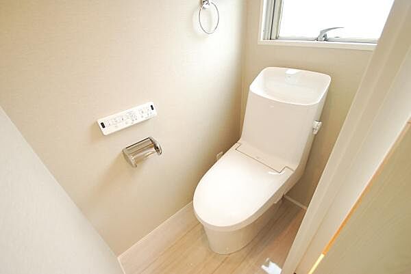 窓があるので、風通りも良いトイレです。