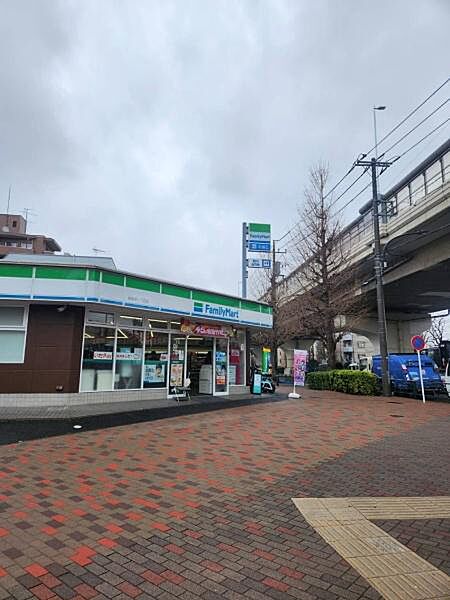 ファミリーマート高島平一丁目店まで188m、コンビニが近くになるので、買い忘れがあっても安心です。