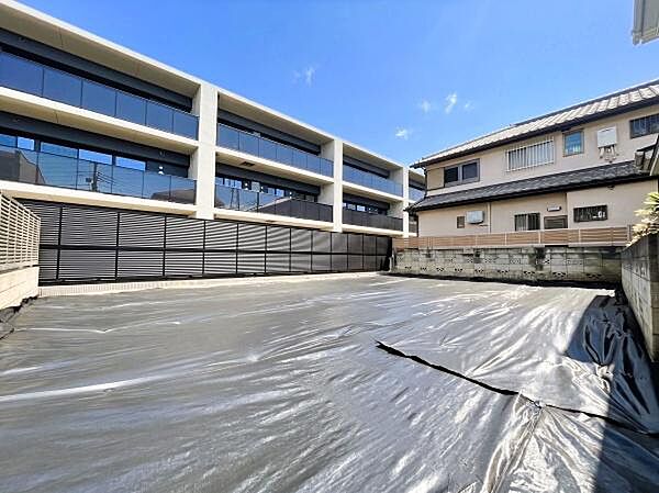 周辺に高い建物がなく、陽当たり・通風ともに良好な更地です。開放感のある住環境が広がります♪