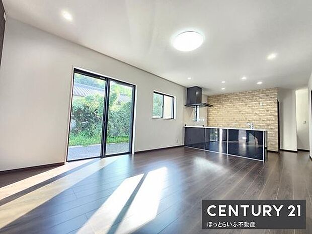 明るい光が差し込むリビングは開放感を感じさせる空間です。大きな窓からは外の景色を楽しめフローリングの質感も魅力です。キッチンとのつながりもスムーズで使い勝手の良い間取りとなっています。