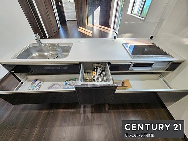 広々としたカウンター付きのキッチンです。収納スペースが充実しており小物から調理器具まで整理しやすくなっています。食器洗い乾燥機が備わっているためお手入れも簡単です。