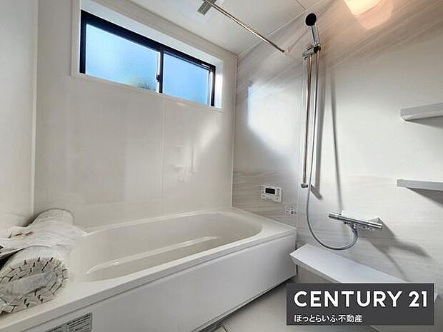 大きな窓からやわらかな光が入るバスルームです。シンプルで落ち着いたデザインが特徴です。使い勝手の良いシャワー設備も備えています。ゆったりとした空間で快適なバスタイムを楽しめます。