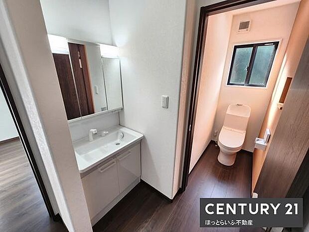 トイレには窓があり明るい空間が広がっています。洗面所と隣接しているため使い勝手の良い配置です。床や壁はシンプルで清潔感があります。トイレ内には換気設備も備わっています。