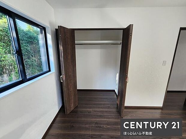 クローゼットには衣類や小物の整理に便利なハンガーパイプが付いております。窓から自然光が差し込み明るさを感じられる空間です。落ち着いた床色が室内を引き締めています。開閉しやすい扉を採用しています。