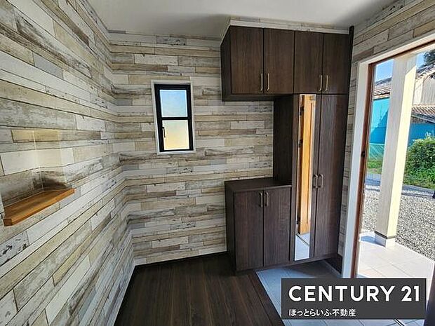 収納スペースが上下に配置されており使い勝手を考えた設計です。木目調の扉が室内に調和しています。正面にはミラーがついており身だしなみの確認に便利です。窓から自然光が入り明るさも感じられます。