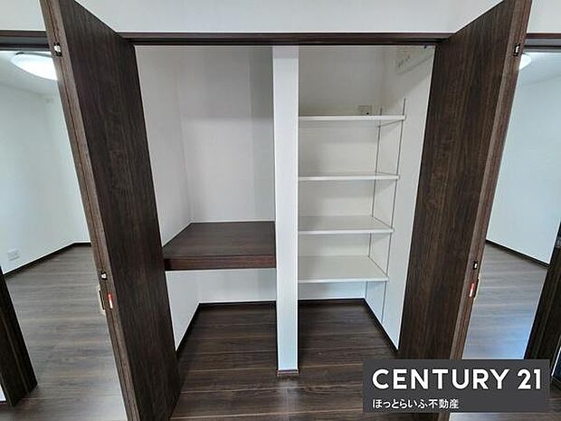 広々とした収納スペースで衣類や生活用品をしっかり整理できます。棚板が設置されており使い勝手も良好です。扉はシンプルなデザインでお部屋とも調和しやすいです。整理整頓しやすい構造がポイントとなっています。