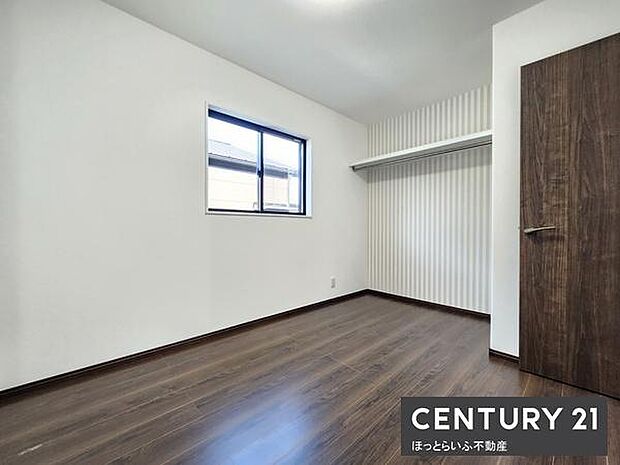 落ち着いたトーンの床材が印象的な洋室です。窓から光が差し込み室内が明るく感じられます。クローゼットスペースも備わっており使い勝手の良さが魅力です。壁の一面にはアクセントクロスが施されています。