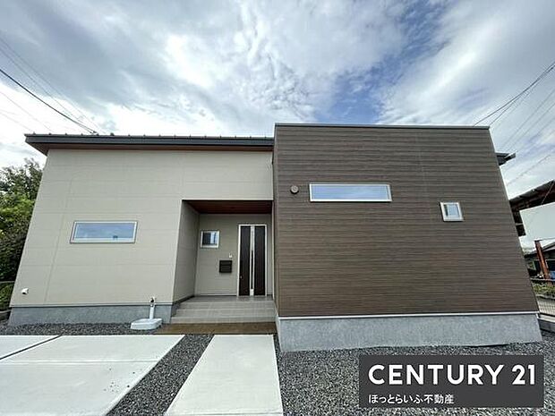 この物件は改築中の住宅で新しい生活スタイルを提供します。外装は未完成ですが完成後の姿が楽しみです。周辺環境も静かで落ち着いた住まいを計画中の方におすすめです。