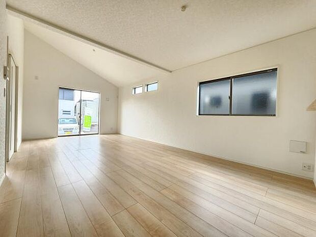 広々としたスペースが特長のリビングです。明るい色合いのフローリングが開放感を演出しています。大きな窓により自然光がたっぷり差し込みます。天井が高く空間をより広く感じられます。