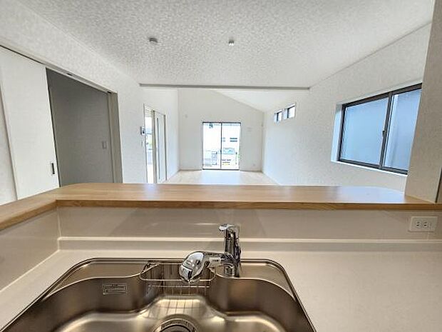 リビングは窓が多く自然光が豊かに差し込みます。キッチンから見渡せる開放的な空間が広がっています。シンプルな内装で様々なインテリアが合わせやすいです。清潔感のある雰囲気が特徴です。