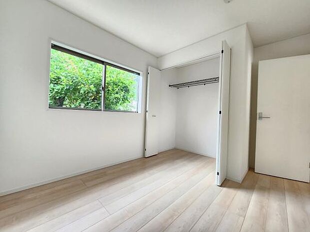 大きな窓から自然光がたっぷり入る明るいリビングです。白を基調とした内装で開放感があります。広々としたクローゼットが使いやすさを高めています。収納スペースもしっかり確保されています。