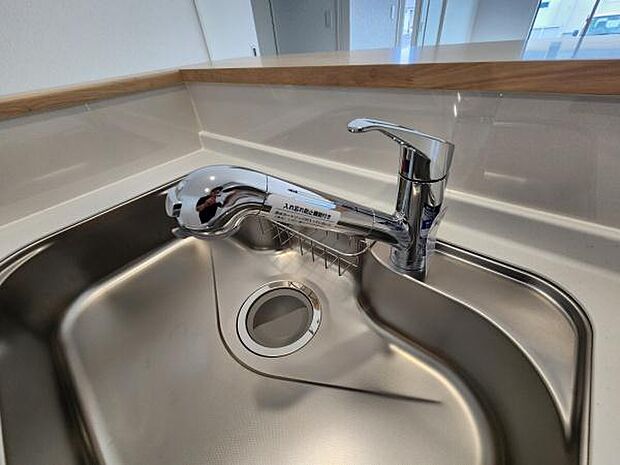 シンプルで使いやすいシンクが設置されています。水栓はスマートなデザインで掃除もしやすい印象です。空間に無駄がなくキッチン周りがすっきりとしています。清潔感のある雰囲気が感じられます。