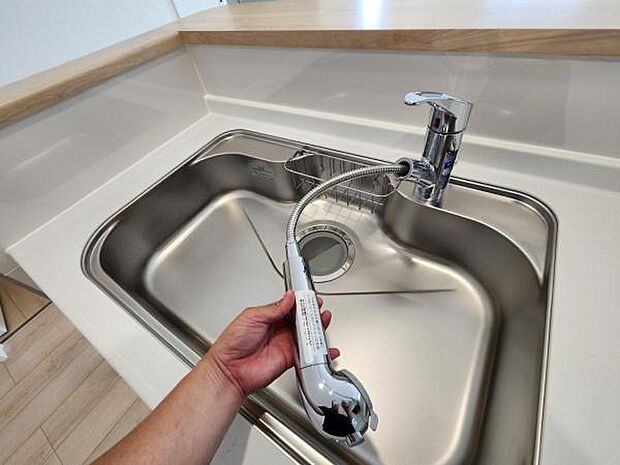 シンプルなデザインのキッチンシンクが目を引きます。蛇口は引き出し式で手元での操作がしやすいつくりです。清掃や洗い物もしやすい広さが感じられます。無駄のない空間が印象的です。