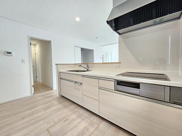 シンプルで清潔感のあるキッチンです。収納スペースが豊富で整理しやすい設計になっています。IHクッキングヒーターが備わっておりお手入れも簡単です。白を基調とした空間で明るい雰囲気が広がります。