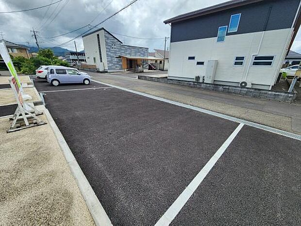 前面道路を含む現地写真です。道幅が広く車の出入りもスムーズに行えます。住宅街の落ち着いた雰囲気が印象的です。周辺に建物も整然と配置されています。駐車スペースも確保されています。