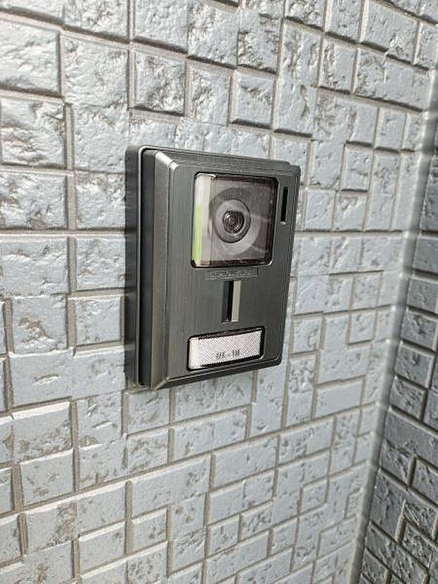 壁に設置されたカメラ付きインターホンです。訪問者の様子を確認できる設備となっています。シャープなデザインが目を引きます。外壁との相性が良く見た目もすっきりとしています。